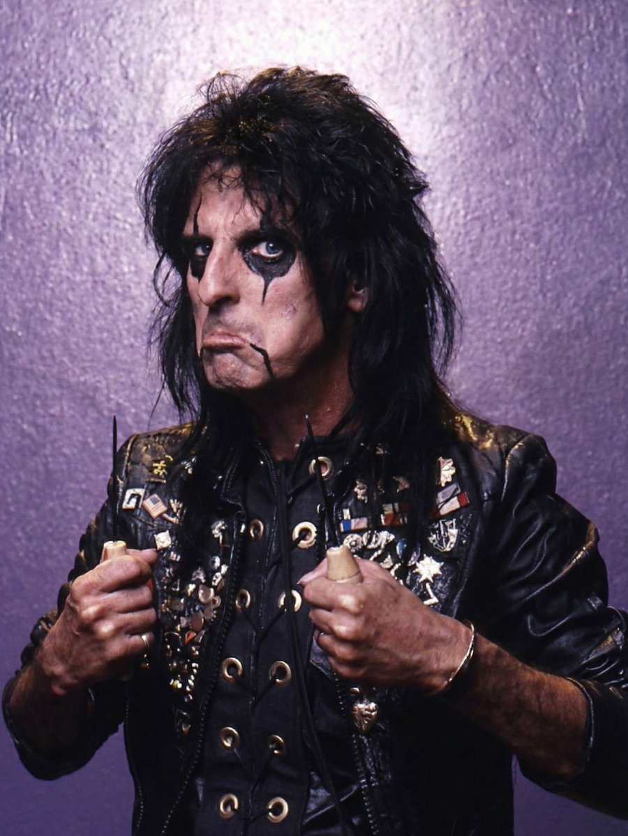 alicecooper's tweet photo. Caption This...

📸 Neil Zlozower https://t.co/6fvasgyeJ3