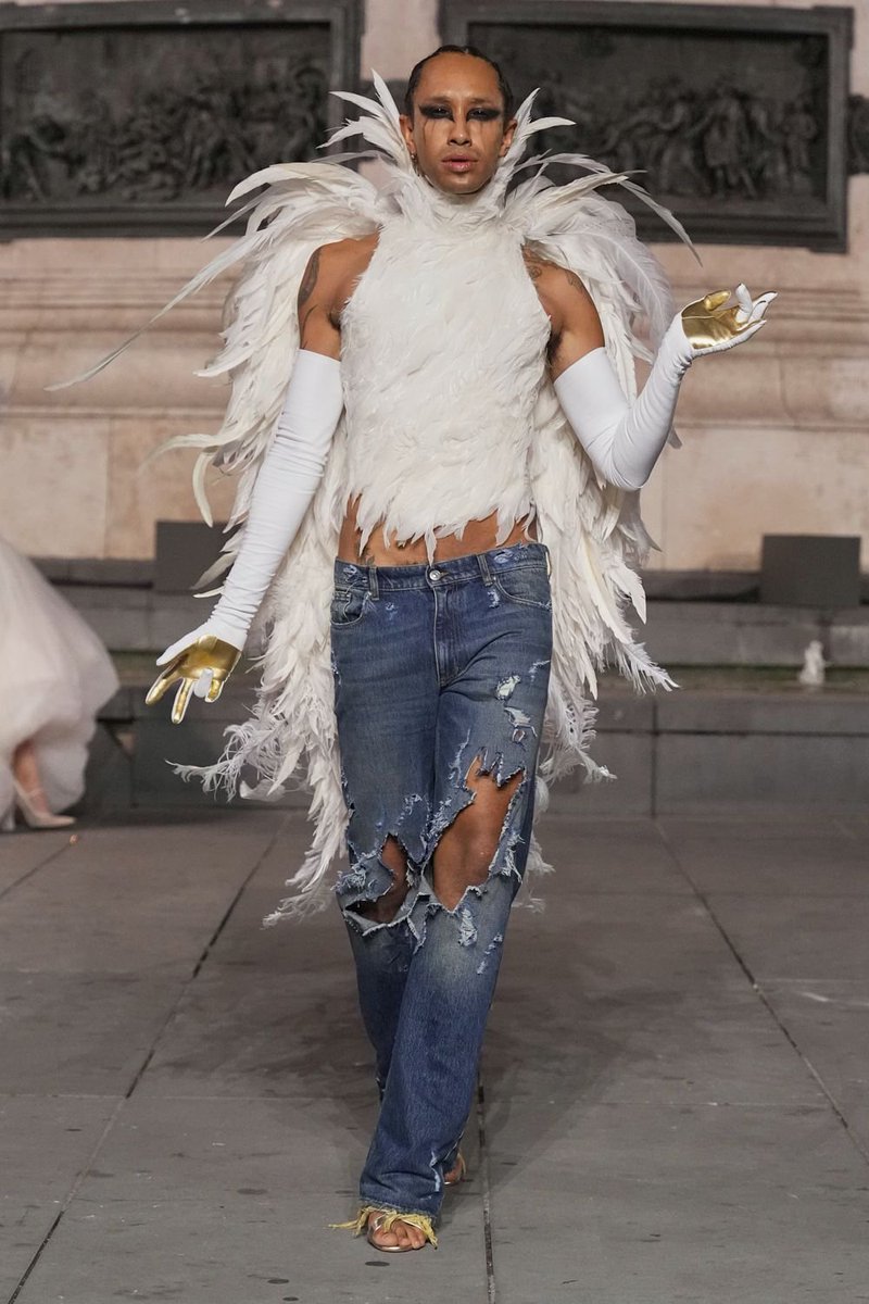 itgirlbackup's tweet photo. Majestic feathery pieces @ Matières Fécales ss27 https://t.co/ITcOat6Xq3