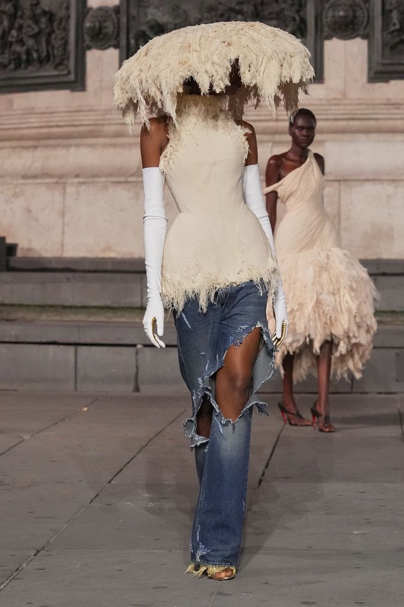 itgirlbackup's tweet photo. Majestic feathery pieces @ Matières Fécales ss27 https://t.co/ITcOat6Xq3