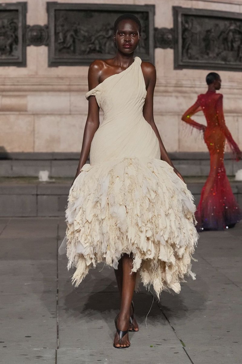 itgirlbackup's tweet photo. Majestic feathery pieces @ Matières Fécales ss27 https://t.co/ITcOat6Xq3