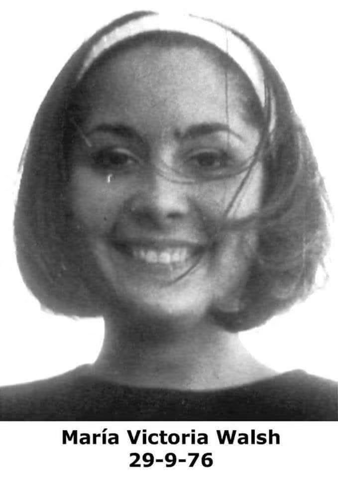 robertotaboada5's tweet photo. "No nos matan ustedes. Nosotros elegimos morir."
María Victoria Walsh  29/9/76
"Su muerte sí, su muerte fue gloriosamente suya, y en ese orgullo me afirmo y soy yo quien renace de ella". Rodolfo Walsh. 
María Victoria Walsh "Vicki"
<3 
Hasta La Victoria Siempre! Hoy cumpliría 75 años !

“Vicki” para su familia. Nacida el 28 de septiembre de 1950. Se cría en La Plata. Abanderada en el colegio. Como estaba aburrida, cierta vez intensifica su estudio y pasa de sexto grado a segundo año, dando libre primero. Hija mayor del escritor y militante del peronismo revolucionario, Rodolfo Walsh. Como periodista militó en las agrupaciones gremiales del peronismo revolucionario. Delegada gremial en el diario “La Opinión” donde acumulaba un sólido desprecio por el patrón y director del diario, Jacobo Timerman, a punto tal que un día le destrozó la puerta de su despacho de una patada, cuando éste a propósito no la atendía y le hizo hacer una larga amansadora. Luego ahondó su compromiso y fue oficial segundo en la organización político-militar Montoneros: estaba a cargo del departamento de prensa en el frente sindical con el nombre de “Hilda”. Pero sus amigos,  cariñosamente le decían “La Cabezona”. Caída en el llamado combate de “Villa Luro” (Calle Corro N° 105. Capital) el 29 de septiembre de 1976 junto con sus compañeros Alberto José Molinas Benuzzi, José Carlos Coronel, Ignacio José Bertrán e Ismael Salame. Todos se negaron a entregarse con vida a los 150 esbirros armados hasta los dientes que los rodearon y pelearon hasta la muerte. En un momento, Vicki, se subió a la terraza de la casa, trepó a un parapeto, dejó la metralleta a un lado y se asomó. Cuenta un soldado del Ejército atacante que “Dejamos de tirar sin que nadie lo ordenara y pudimos verla bien. Era flaquita, tenía el pelo corto y estaba en camisón. Empezó a hablarnos en voz alta pero muy tranquila. No recuerdo todo lo que dijo. Pero recuerdo la última frase, esa que en realidad no me deja dormir: ‘ustedes no nos matan –dijo- nosotros elegimos morir’. Entonces ella y el hombre se llevaron una pistola a la sien y se mataron enfrente de todos nosotros”.  Su padre Rodolfo, en una carta abierta que escribió a sus amigos el 28 de diciembre de 1976 reflexionó: “Me he preguntado si mi hija, si todos los que mueren como ella, tenían otro camino. La respuesta brota desde lo más profundo de mi corazón y quiero que mis amigos la conozcan. Vicki pudo elegir otros caminos que eran distintos sin ser deshonrosos, pero el que eligió era el más justo, el más generoso, el más razonado. Su lúcida muerte es una síntesis de su corta, hermosa vida. No vivió para ella, vivió para otros y esos otros son millones. Su muerte sí, su muerte fue gloriosamente suya y en ese orgullo me afirmo y soy quien renace de ella”...
