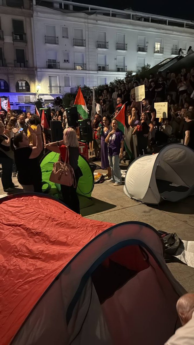 AdelanteAnd_SEV's tweet photo. Se abren las tiendas de campaña en Sevilla. Si alguien estaba esperando a la gente corriente sumisa y arrodillada se equivocaba. https://t.co/1zXYnESHIK