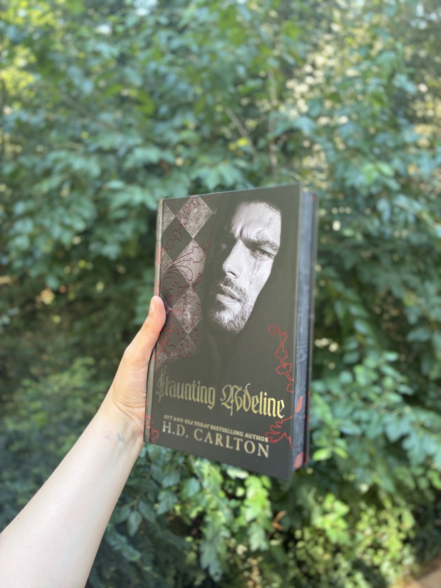 classyriri01's tweet photo. you can tell a lot about a person by what they read 🖤 https://t.co/vvgCIqb8Gz
