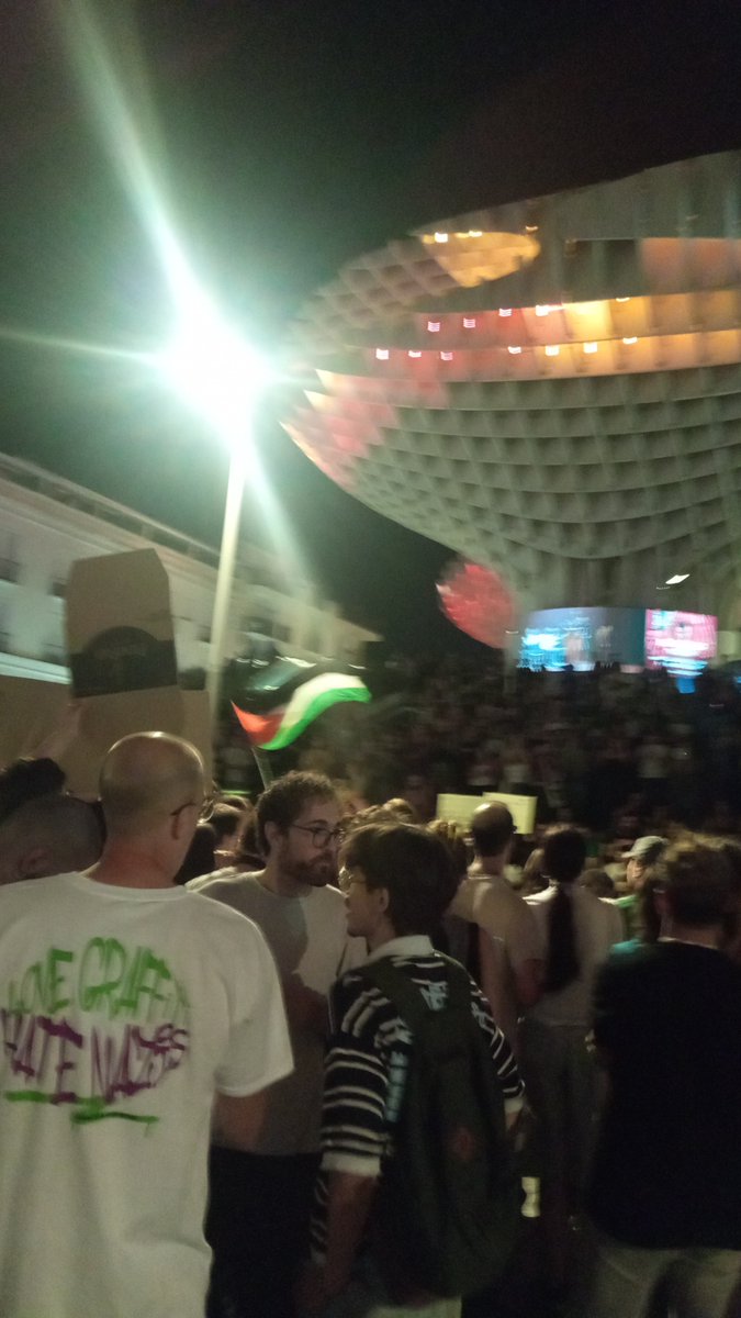 11antoniohm's tweet photo. En la manifestación de la vivienda he visto bandera de palestina, de la ugt, pañuelitos del aborto, mucho olor a cannabis. Es decir todo menos por lo que hay que manifestarse. #Sevilla #Setas #FckPalestine https://t.co/Tz2SyKdY6I