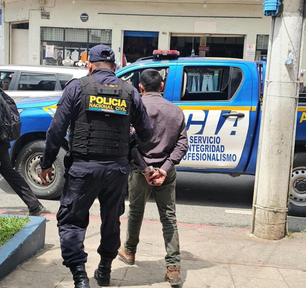 PNCdeGuatemala's tweet photo. En Alta Verapaz, fue aprehendido Rolando “N”, de 39 años, por violencia contra la mujer.
Mientras que policías de la #DIPANDA notificaron de un nuevo proceso a Luis, de 20 años, recluido en el Preventivo para Hombres Los Jocotes, Zacapa. por extorsión.
#ProtegerYServir https://t.co/7MsZeACax4