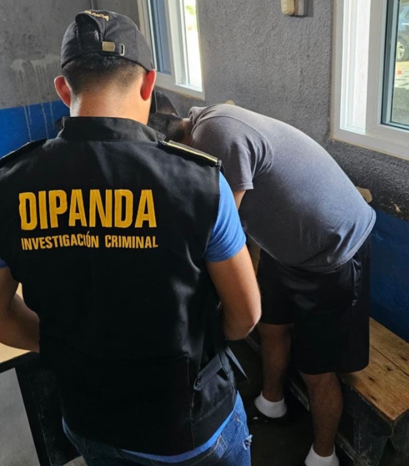 PNCdeGuatemala's tweet photo. En Alta Verapaz, fue aprehendido Rolando “N”, de 39 años, por violencia contra la mujer.
Mientras que policías de la #DIPANDA notificaron de un nuevo proceso a Luis, de 20 años, recluido en el Preventivo para Hombres Los Jocotes, Zacapa. por extorsión.
#ProtegerYServir https://t.co/7MsZeACax4