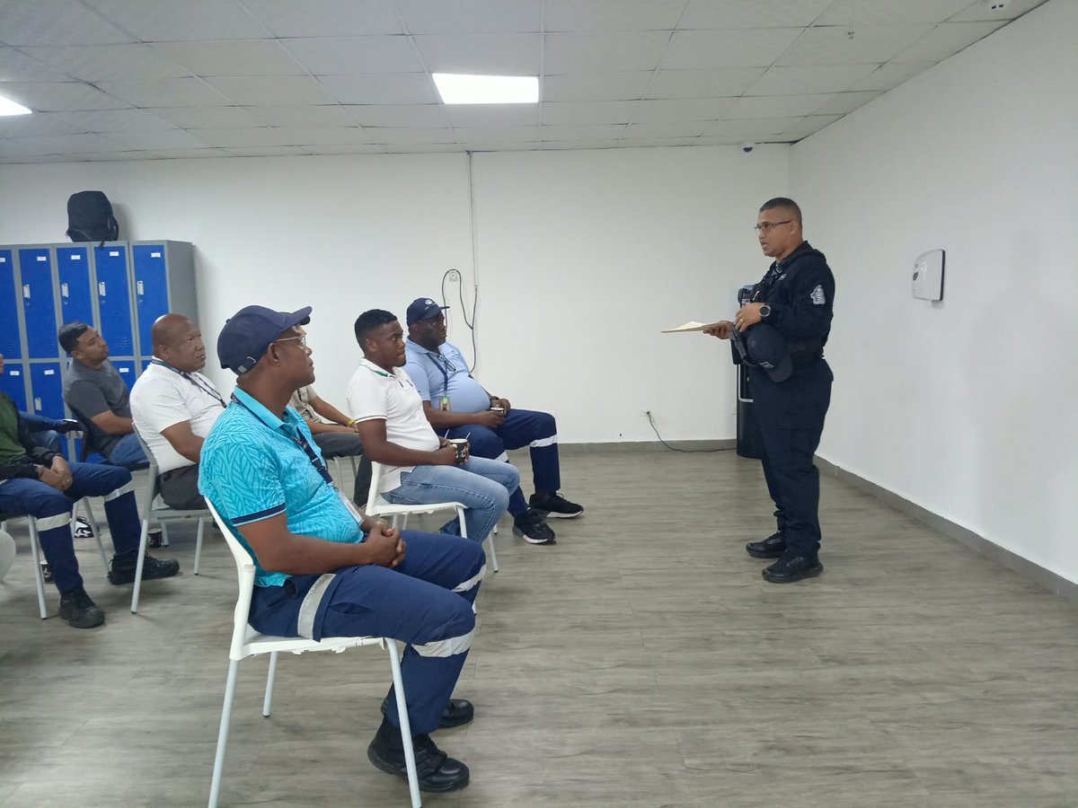 policiadepanama's tweet photo. #ZPColón | Brindamos docencia preventiva a los trabajadores de Colón 2000, reforzando las medidas de seguridad y promoviendo la prevención para contribuir a entornos laborales más seguros. #DiosYPatria https://t.co/Ov56R3xOtq