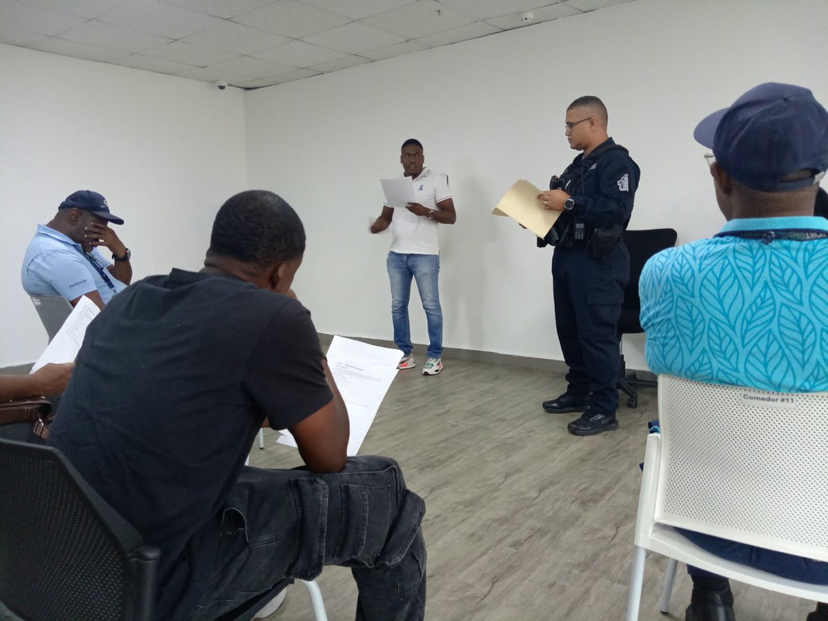 policiadepanama's tweet photo. #ZPColón | Brindamos docencia preventiva a los trabajadores de Colón 2000, reforzando las medidas de seguridad y promoviendo la prevención para contribuir a entornos laborales más seguros. #DiosYPatria https://t.co/Ov56R3xOtq