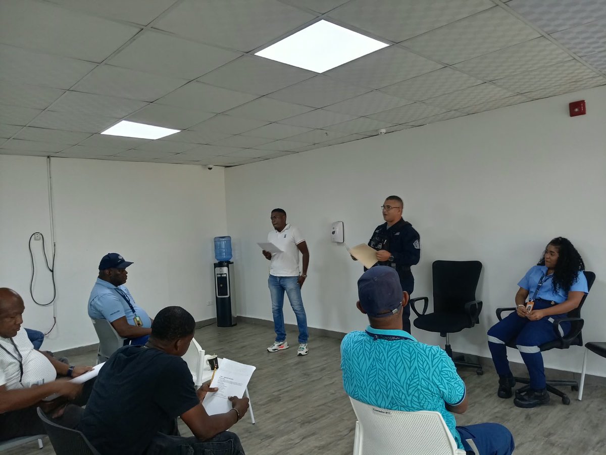 policiadepanama's tweet photo. #ZPColón | Brindamos docencia preventiva a los trabajadores de Colón 2000, reforzando las medidas de seguridad y promoviendo la prevención para contribuir a entornos laborales más seguros. #DiosYPatria https://t.co/Ov56R3xOtq