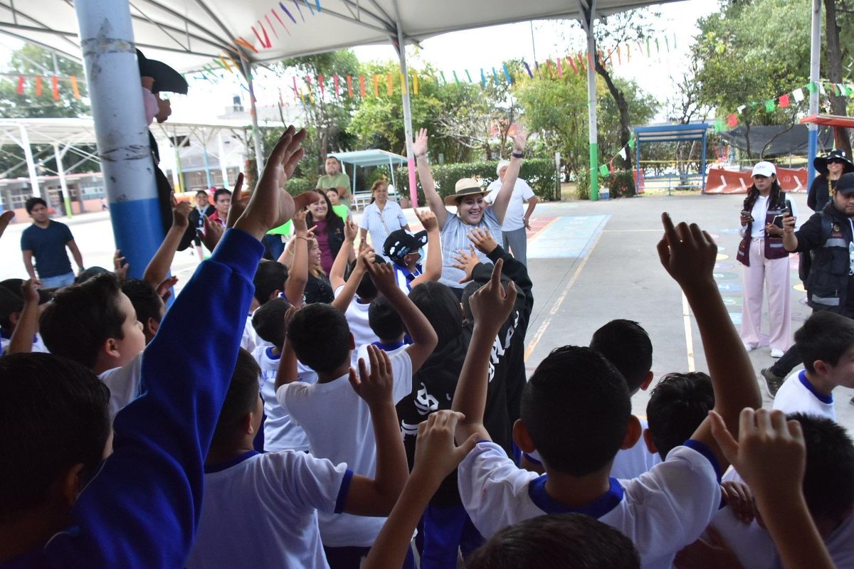 bereheca's tweet photo. Seguimos trabajando para que nuestras niñas y niños tengan escuelas más bonitas y dignas. ❤️📚

Hoy visité la Primaria Nicolás León y me dio mucho gusto ver cómo disfrutan los patios y las bancas recién pintados. También realizamos trabajos de limpieza, retiro de cascajo y revisamos las instalaciones eléctrica y sanitaria.

Escuché a padres de familia y docentes sobre lo que aún hace falta mejorar. 

Gracias por recibirme y por cuidar con tanto cariño este espacio. Seguiremos atentos a sus peticiones. 🤝

En Tláhuac, juntas y juntos lo estamos logrando.

#Tláhuac #PrimariaNicolásLeón #EscuelasDignas #JuntasYJuntosLoEstamosLogrando