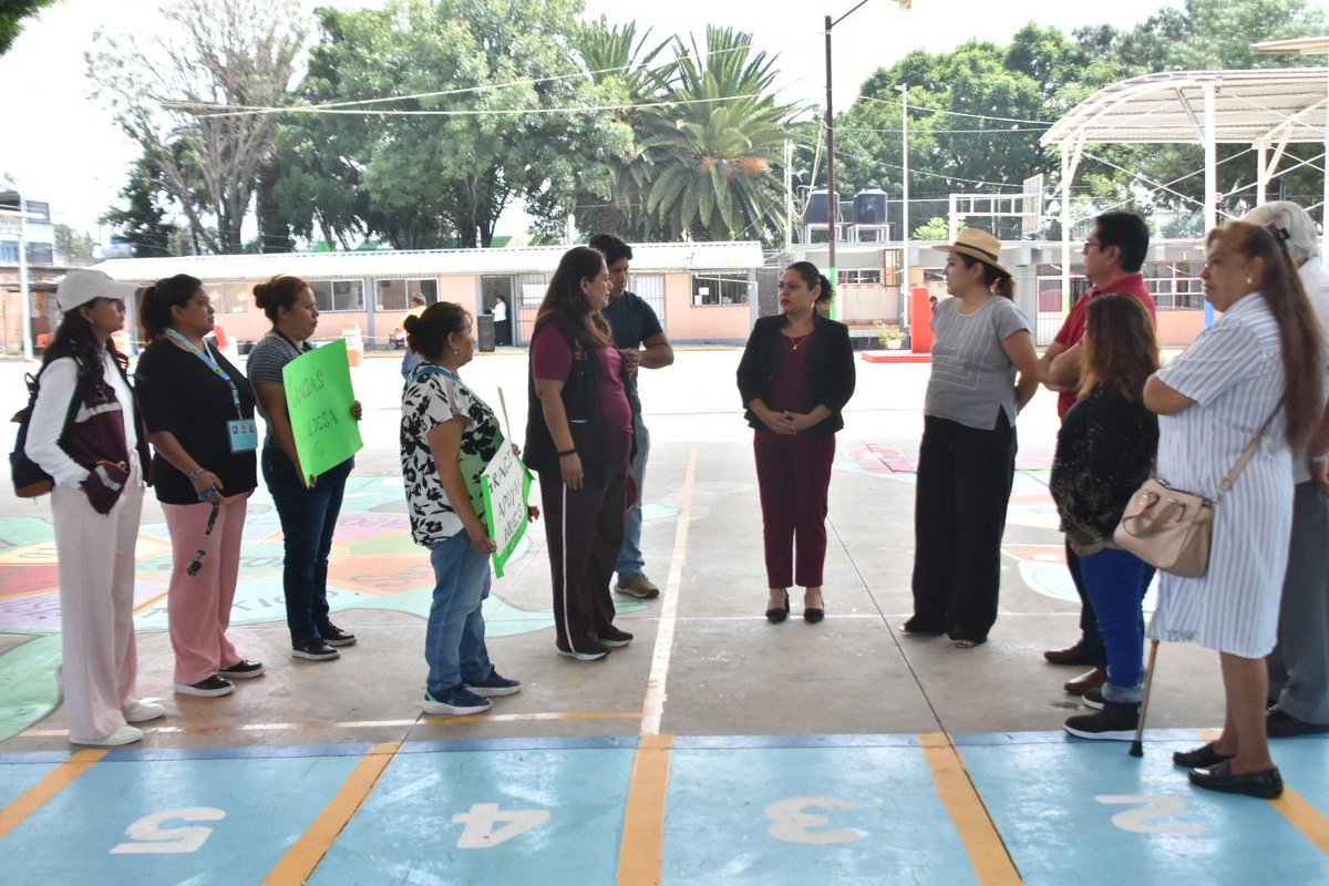 bereheca's tweet photo. Seguimos trabajando para que nuestras niñas y niños tengan escuelas más bonitas y dignas. ❤️📚

Hoy visité la Primaria Nicolás León y me dio mucho gusto ver cómo disfrutan los patios y las bancas recién pintados. También realizamos trabajos de limpieza, retiro de cascajo y revisamos las instalaciones eléctrica y sanitaria.

Escuché a padres de familia y docentes sobre lo que aún hace falta mejorar. 

Gracias por recibirme y por cuidar con tanto cariño este espacio. Seguiremos atentos a sus peticiones. 🤝

En Tláhuac, juntas y juntos lo estamos logrando.

#Tláhuac #PrimariaNicolásLeón #EscuelasDignas #JuntasYJuntosLoEstamosLogrando