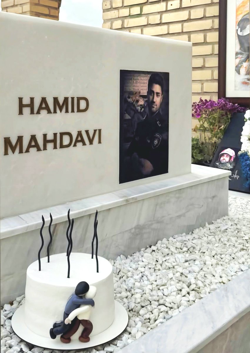 Immortalless's tweet photo. از او که کشته برگشت از آن یَلِ پیاده
آورد دیگری را بر گُرده‌اش نهاده 

#حمید_مهدوی https://t.co/VigqDbTHlb