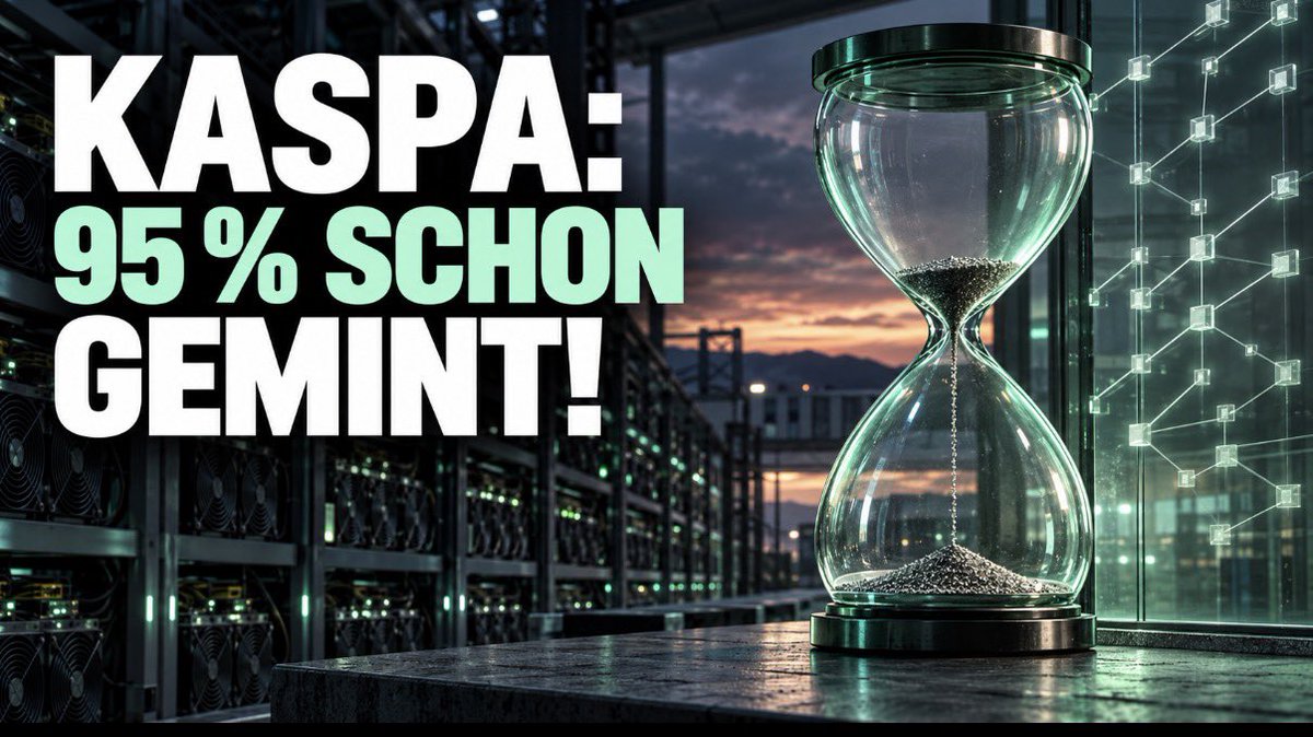 xrp_deutschland's tweet photo. Was steckt hinter kaspa:native und Kaspa? Ist das wirklich „Bitcoin, nur schneller“? 😮⚡️

Kaspa ist ein offenes Zahlungsnetzwerk mit Proof of Work. Wie bei Bitcoin sichern Miner das Netzwerk mit Rechenleistung ab. Kaspa will dabei ein Problem lösen, das Bitcoin bewusst in Kauf nimmt: Wer nicht lange auf neue Blöcke warten möchte, braucht eine andere Art, Transaktionen zu ordnen.

Die technische Antwort heißt BlockDAG. Bei einer klassischen Blockchain entsteht eine Kette von Blöcken. Werden zwei Blöcke fast gleichzeitig gefunden, setzt sich normalerweise einer als Teil der Hauptkette durch. Kaspa kann solche parallelen Blöcke einbeziehen und ordnet sie mit dem Verfahren GHOSTDAG. Vereinfacht gesagt: Miner müssen nicht nacheinander in einer einzigen Reihe arbeiten.

Das Ergebnis ist bereits auf dem Mainnet sichtbar: Kaspa erzeugt derzeit zehn Blöcke pro Sekunde. Transaktionen erscheinen dadurch schnell im Netzwerk und können in kurzer Zeit bestätigt werden. Zehn Blöcke pro Sekunde bedeuten allerdings nicht automatisch zehn Transaktionen pro Sekunde. Das sind zwei verschiedene Kennzahlen.

Wofür braucht man KAS? KAS ist die eigene Coin des Netzwerks. Nutzer bezahlen damit Transaktionsgebühren. Miner erhalten KAS als Belohnung dafür, dass sie neue Blöcke erzeugen und das Netzwerk sichern. Kaspa startete 2021 ohne Vorverkauf und ohne vorab für Gründer oder Investoren reservierte Coins.

Für Anleger ist die Ausgabe neuer KAS besonders interessant: Die erwartete Gesamtmenge liegt bei rund 28,7 Milliarden KAS. Mehr als 95 % davon sind bereits geschürft. Die Belohnung der Miner sinkt jeden Monat ein Stück, sodass immer weniger neue KAS auf den Markt kommen. Eine wachsende Nutzung würde künftig also auf eine deutlich geringere Menge neu erzeugter Coins treffen. Das kann zu einer stärkeren Verknappung führen, wenn die Nachfrage mitzieht. Ein steigender Kurs ist dadurch allein nicht garantiert: Bereits geschürfte KAS können weiterhin verkauft werden.

Wie weit ist Kaspa bereits?

Das schnelle Proof-of-Work-Netzwerk läuft. Wallets und Anwendungen können KAS auf dem Mainnet übertragen. Im Juni 2026 kam mit dem Upgrade Toccata eine weitere Fähigkeit hinzu: sogenannte Covenants. Das sind Regeln, die festlegen können, unter welchen Bedingungen Coins später ausgegeben werden dürfen. Damit werden etwa digitale Tresore, smartere Wallets und neue Arten von Anwendungen auf Kaspa möglich.

Hier ist die Einordnung wichtig: Die technischen Grundlagen sind live, ein breites Ökosystem ausgereifter Finanzanwendungen daraus noch nicht. Weitergehende Anwendungsmodelle werden entwickelt. Auch DAGKnight, ein geplantes Upgrade des Konsensverfahrens, ist noch nicht auf dem Mainnet. Eine mögliche Steigerung auf 100 Blöcke pro Sekunde ist ebenfalls ein Entwicklungsziel, kein heutiger Wert.

Kaspa hat damit eine andere Ausgangslage als Projekte, die vor allem mit großen Unternehmenspartnern werben. Das stärkste Argument ist bislang die bereits laufende Technologie: ein frei zugängliches Mining-Netzwerk, das schnelle Blöcke und seit Toccata erste native Programmierbarkeit verbindet. Ob daraus viele dauerhaft genutzte Zahlungs- und Finanzanwendungen entstehen, ist die offene Frage.

Die langfristige Wette hinter KAS lautet: Kann ein Netzwerk die Offenheit und Sicherheit von Proof of Work mit der Geschwindigkeit verbinden, die Menschen von modernen Zahlungen erwarten? Kaspa hat einen wichtigen Teil davon technisch umgesetzt. Zusammen mit der sinkenden Ausgabe neuer KAS macht das den Ansatz interessant. Jetzt muss sich zeigen, welche Anwendungen und welche Nachfrage darauf wirklich wachsen.

*Werbung: Du willst KAS selbst kaufen? Bei Bitvavo kannst du Kryptowährungen zu niedrigen Gebühren handeln. Über unseren Link erhältst du 20 € in XRP 🎁⬇️

https://t.co/0shJMy4B5g