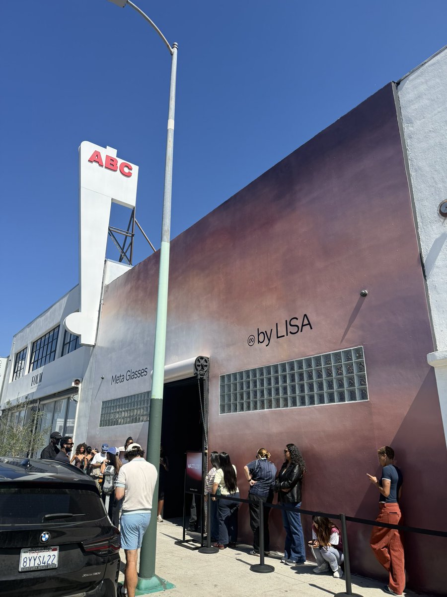 soyianrdz's tweet photo. currently in line for the lisa x meta pop up
been here for 1 hour, they’re only letting 20 people at a time
#lisa #lisaxmeta #meta #lisapopup #losangeles https://t.co/hzFSKEV1eH