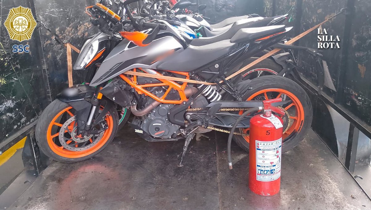 lasillarota's tweet photo. Motociclistas arrojaron polvo de extintor contra policías de Tránsito durante un operativo vial en la colonia #RomeroRubio, en @A_VCarranza.
Tras una persecución, el presunto agresor abandonó la moto en las calles Esterlinas y Tánger, colonia Pensador Mexicano, e ingresó a un inmueble. Ahí, la @SSC_CDMX aseguró el vehículo; revisa cámaras para identificar al responsable.
📹: @SSC_CDMX
AC.
