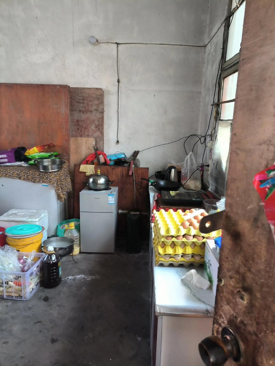 ce2fizo832's tweet photo. [The kitchen is steaming, chimney smoking, stable full of horses, and the kitchen maid just asked how to handle the slaughtered chicken for tonight’s dinner]， https://t.co/HnCSTuaIhu