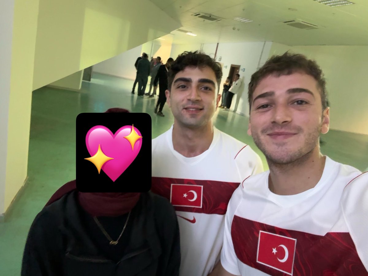 resenicra's tweet photo. altı üstü iki adam fotoğraf çekilmek istediler kıramadım 🌹 
#altiüstüistanbul #aüi #kaanakkaya #efetasdelen https://t.co/TcWmktdcxa