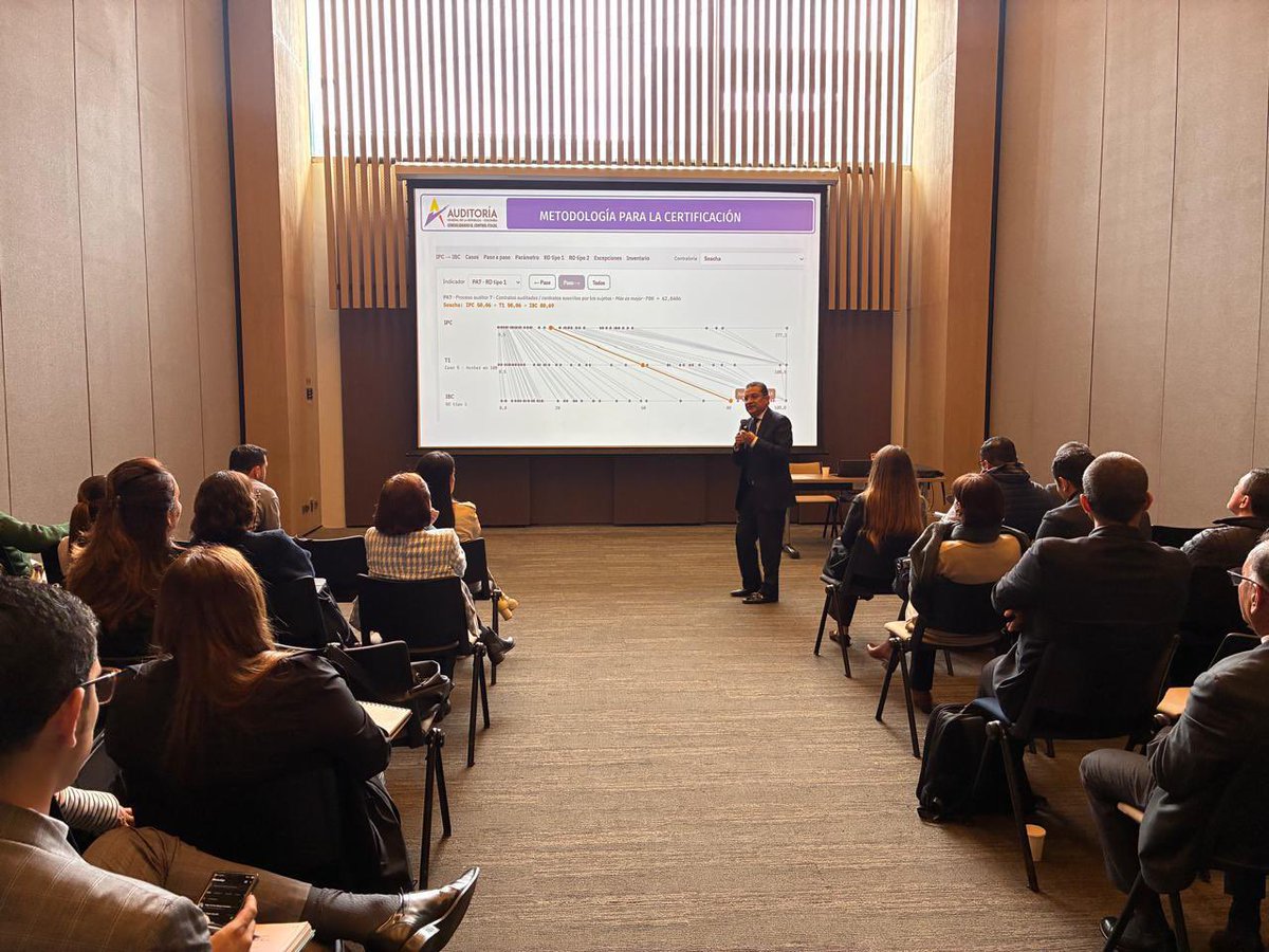 AuditoriaGen's tweet photo. El trabajo institucional consolida el control fiscal, por eso, Gustavo Escudero, asesor del despacho de la Auditora General de la Reública lideró jornada de formación a funcionarios de la @ContraloriaBta sobre certificación de contralorías territoriales. https://t.co/WAairjhIhi