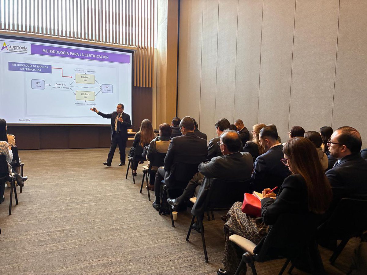 AuditoriaGen's tweet photo. El trabajo institucional consolida el control fiscal, por eso, Gustavo Escudero, asesor del despacho de la Auditora General de la Reública lideró jornada de formación a funcionarios de la @ContraloriaBta sobre certificación de contralorías territoriales. https://t.co/WAairjhIhi