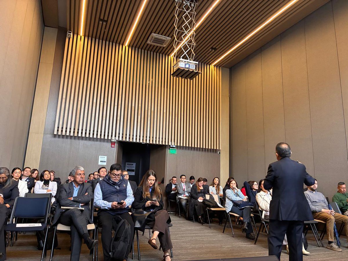AuditoriaGen's tweet photo. El trabajo institucional consolida el control fiscal, por eso, Gustavo Escudero, asesor del despacho de la Auditora General de la Reública lideró jornada de formación a funcionarios de la @ContraloriaBta sobre certificación de contralorías territoriales. https://t.co/WAairjhIhi
