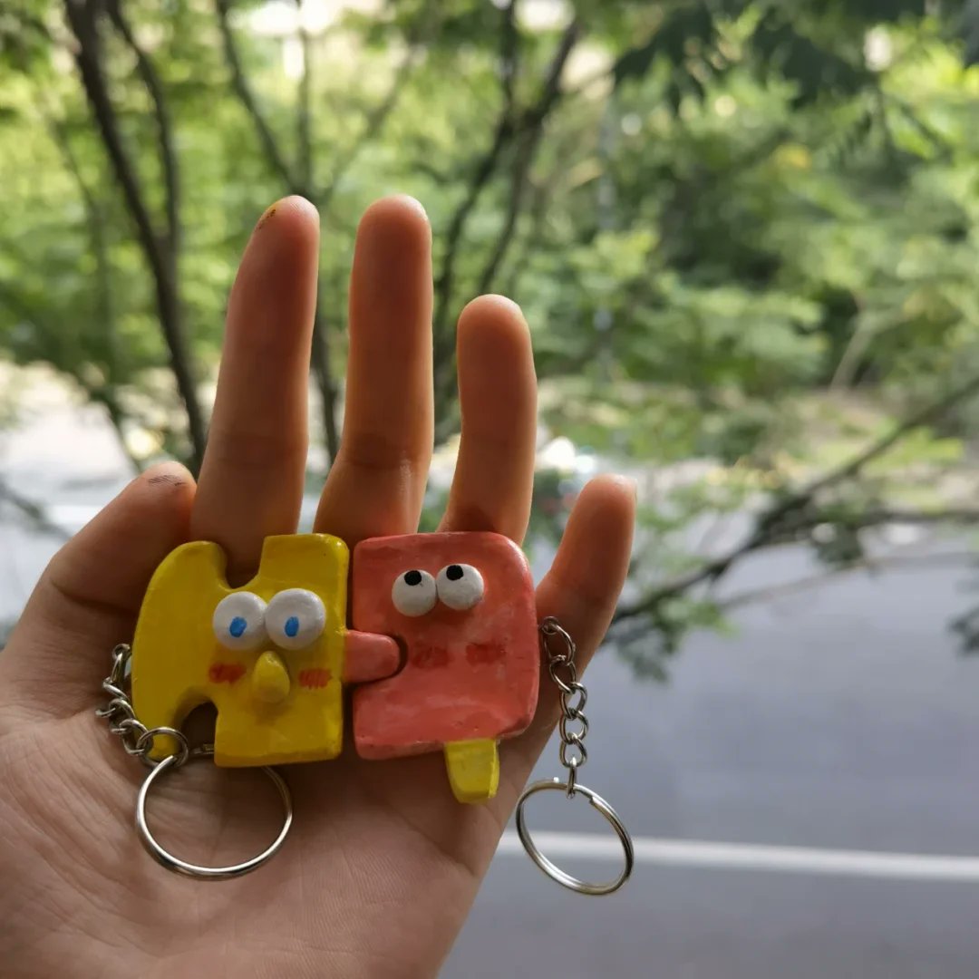 Danksti's tweet photo. Hoy hice un llavero con hilo de algodón y piezas de arcilla! Super fácil y económico para regalar o decorar mis cosas https://t.co/My1RhMpOVO