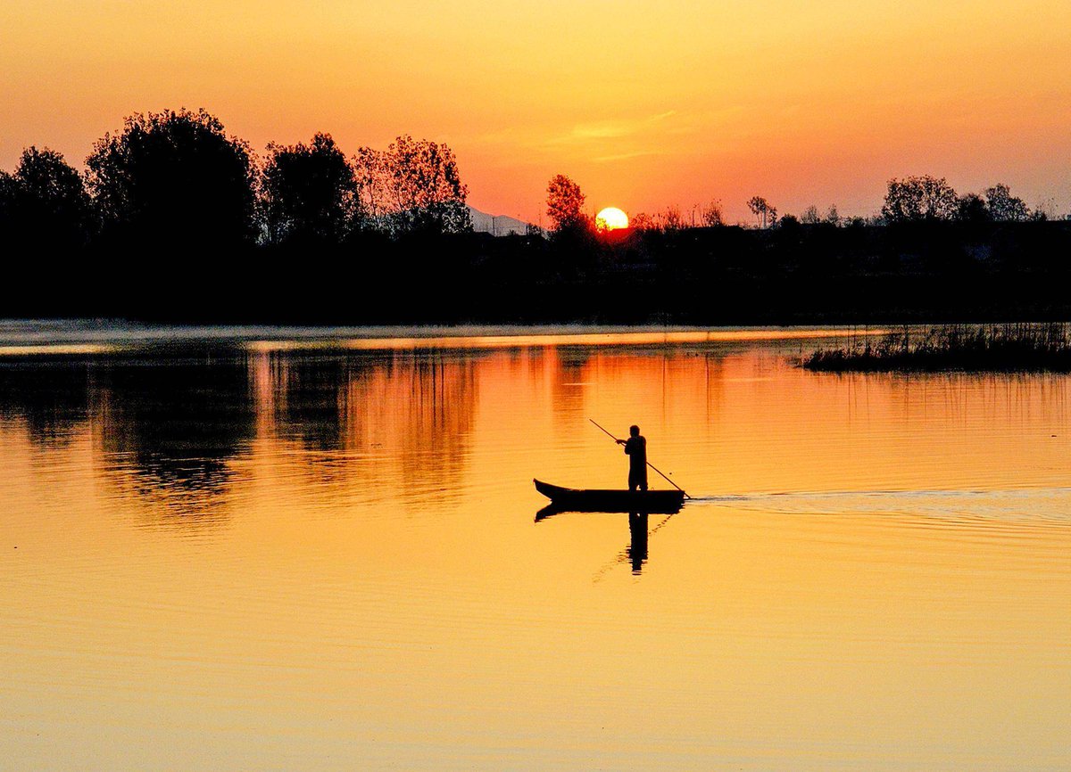 67110_684's tweet photo. The oar-wielding old man with a gentle Yan (cheerful/kind face) by the lake at sunset, such a peaceful scene！ https://t.co/0TcrQ6qKnd