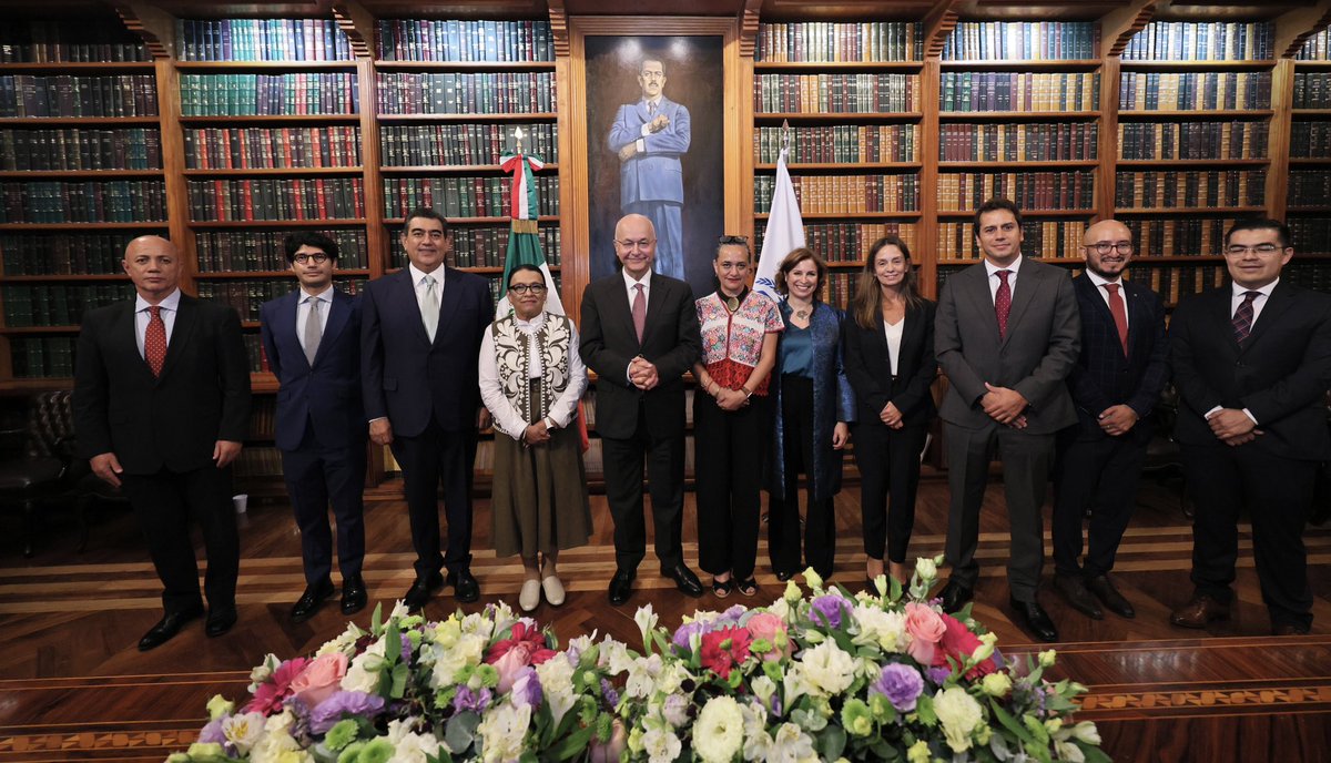 rosaicela_'s tweet photo. Nos reunimos en la @SEGOB_mx con el alto comisionado de las Naciones Unidas para los Refugiados, @BarhamSalih, y su equipo de trabajo; intercambiamos puntos de vista sobre la protección a las personas extranjeras que han solicitado refugio en nuestro país. 🇲🇽 @Claudiashein @arturomedinap @CarlosVaz89 @SergioSalomonC @Hazaelruizo @xade_mm @ACNUR_es @ONU_es