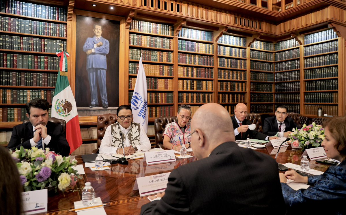 rosaicela_'s tweet photo. Nos reunimos en la @SEGOB_mx con el alto comisionado de las Naciones Unidas para los Refugiados, @BarhamSalih, y su equipo de trabajo; intercambiamos puntos de vista sobre la protección a las personas extranjeras que han solicitado refugio en nuestro país. 🇲🇽 @Claudiashein @arturomedinap @CarlosVaz89 @SergioSalomonC @Hazaelruizo @xade_mm @ACNUR_es @ONU_es