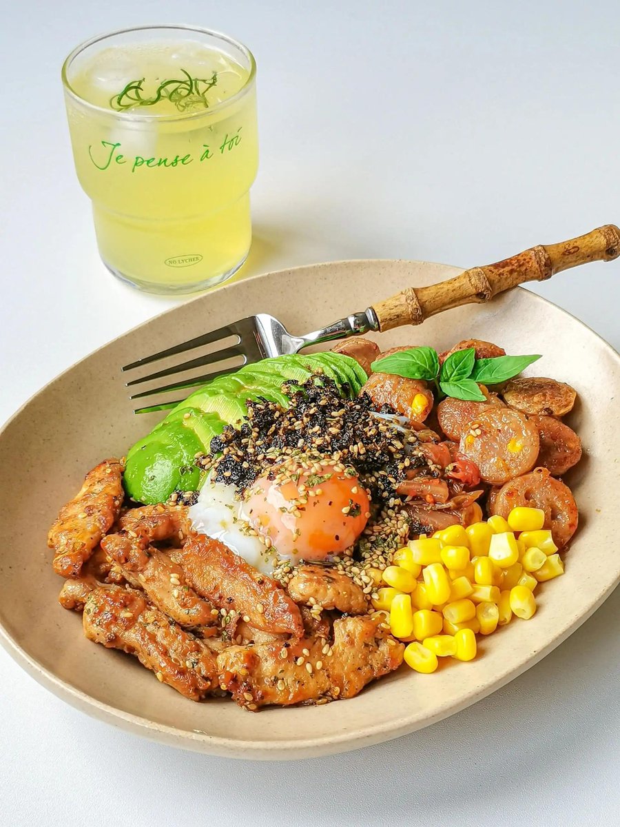 HueArriaga's tweet photo. Para tu día fit: ensalada de quinoa, brócoli, pollo a la parrilla y aguacate. Rica, saciante y baja en calorías https://t.co/agO2KlNAVv