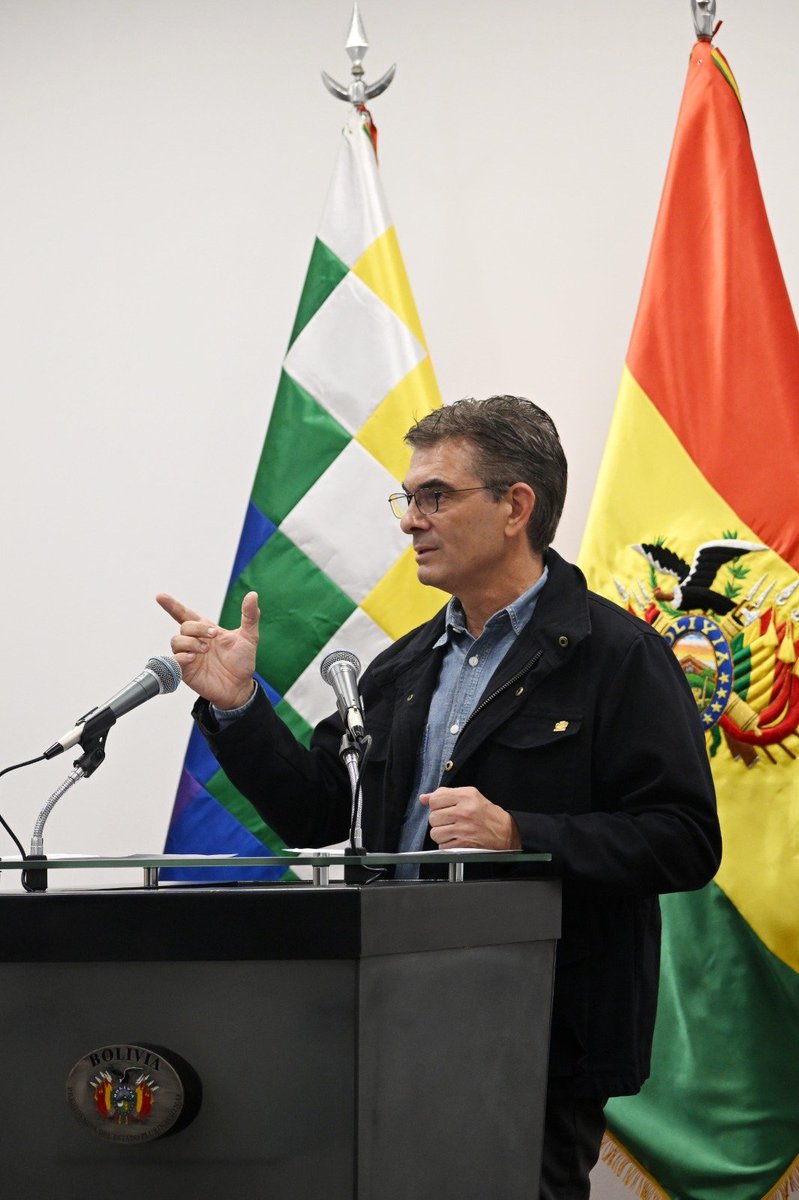 Rodrigo_PazP's tweet photo. Volvemos de Estados Unidos con resultados concretos para nuestra nación. Tuvimos más de 32 reuniones en cuatro días con líderes políticos y empresariales, y con los bancos multilaterales. Fuimos a cerrar con el @BancoMundial, la @AgendaCAF, el @el_BID y el @FMInoticias los acuerdos que hoy le permiten a Bolivia contar con 10.000 millones de dólares para inversión y producción en los próximos dos a tres años.

Con el @BancoMundial acordamos su respaldo al 50/50, porque no se trata solo de repartir recursos, sino de reordenar el Estado para que cada región produzca y no volvamos al pasado. Con Paraguay y Uruguay reforzamos Urupabol y la hidrovía para traer crudo a bajo precio con el objetivo de producir nuestra propia gasolina. Con el Acuerdo de Santiago consolidamos un anillo de seguridad contra el narcotráfico y el crimen organizado, y avanzamos con Brasil, Perú y Chile en los corredores bioceánicos.

En el mundo hay una gran admiración por el pueblo boliviano, que está encarando el reordenamiento de la casa con una economía sincera, con una economía de la verdad. Todo el esfuerzo que ha hecho Bolivia no se puede tirar por la borda. Nunca el pasado fue mejor que el futuro. Para mí, la única urgencia es que la Patria produzca, y entre todos la vamos a sacar adelante.