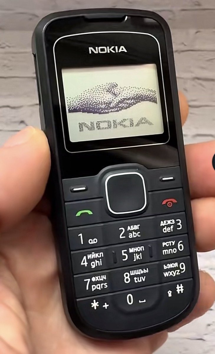 Pats_Aura's tweet photo. I’m sure we all used this Nokia back in the day 😂😂 How many spare batteries did you have for when the one in your phone died? Be honest! 🤣📱 https://t.co/gwXGBWXay7
