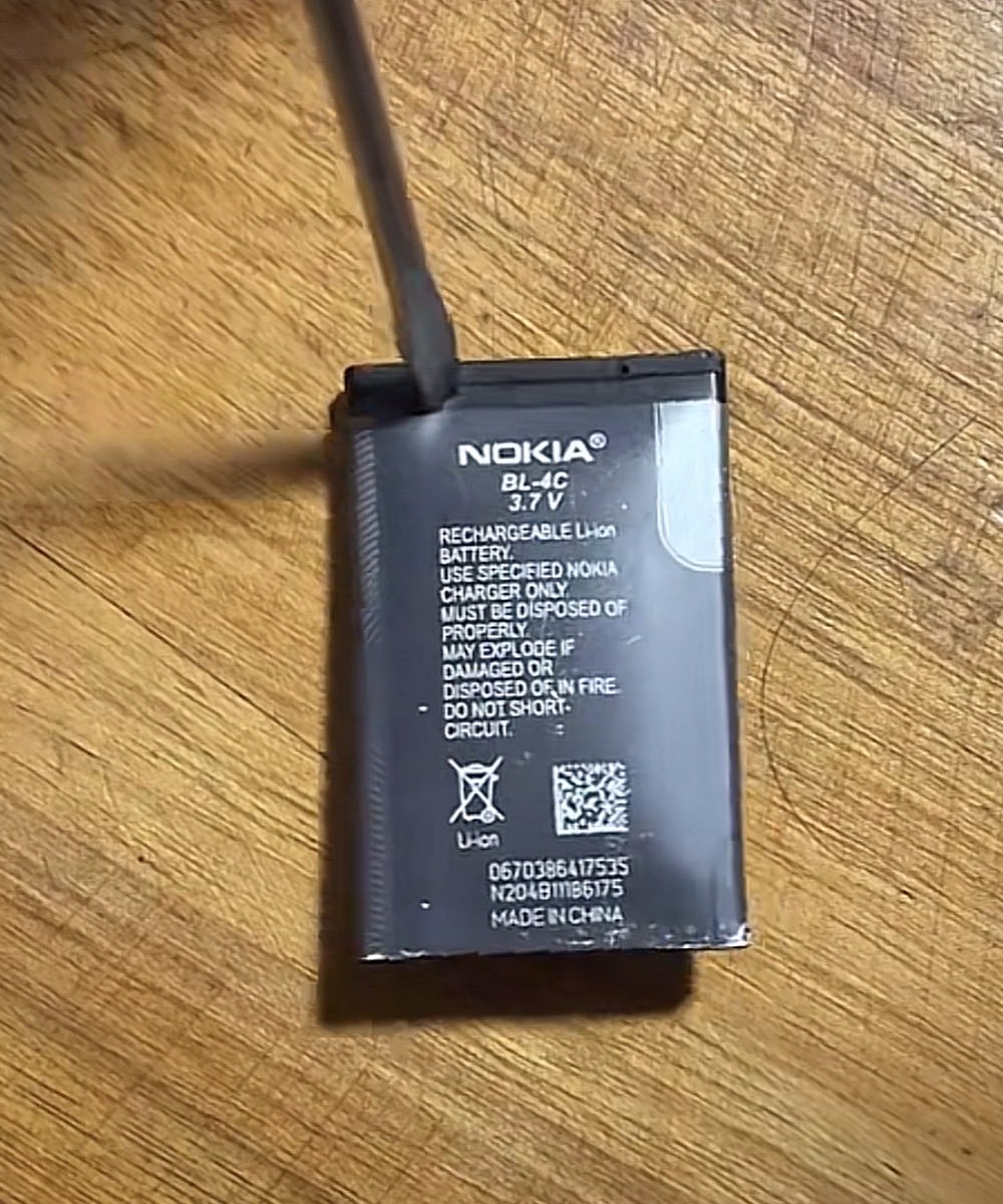 Pats_Aura's tweet photo. I’m sure we all used this Nokia back in the day 😂😂 How many spare batteries did you have for when the one in your phone died? Be honest! 🤣📱 https://t.co/gwXGBWXay7
