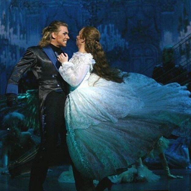 matekamaras1976's tweet photo. Chapter 4

On October 3, 2003, we celebrated the premiere of Elisabeth at the Theater an der Wien.

Sylvester Levay, Michael Kunze, Harry Kupfer and the creative team were there, and for me, it was an incredibly emotional evening. I had worked very hard for that moment.

Alongside my rehearsals, I spent around 180 hours studying German phonetics with Bigi Weidinger, an Austrian vocal coach and speech and diction trainer based in Vienna. Bigi truly taught me how to pronounce German.

It was demanding work. She paid attention to every vowel, every consonant and every word. Her goal was for my German pronunciation to be as perfect as possible by the premiere. It was not easy, but we worked with enormous discipline—and we succeeded.

Her teaching had a profound influence on me. What I learned from her has also shaped the way I teach young performers in Japan today as a professor. I would love to write more about that connection in a later chapter.

The premiere was also very special because members of my Hungarian Elisabeth family travelled to Vienna to support me. My Hungarian director, Kerényi Miklós Gábor—KERO—came together with Kata Janza, my Elisabeth; Attila Dolhai, my Rudolf; Tamás Földes; and several other members of the Hungarian cast.

They watched the premiere and joined us at the premiere party afterwards. Having them there meant so much to me. They had been part of the beginning of my journey with “Der Tod,” and now they were there to witness the beginning of this new chapter.

In 2003, as my Vienna chapter began, I stopped performing Elisabeth in Hungary. It felt as though one important period of my life was closing while another was opening in front of me.

Playing “Der Tod” in Vienna remains one of the greatest highlights of my career. At the time, however, I had no idea that this production would continue changing my life long after the final curtain. I want to write more about my time in Vienna, so I decided that I will write more chapters about it later.

I am taking a short break from this story because I have an important announcement to share. After that, I will return with Chapter 5—so please stay tuned.