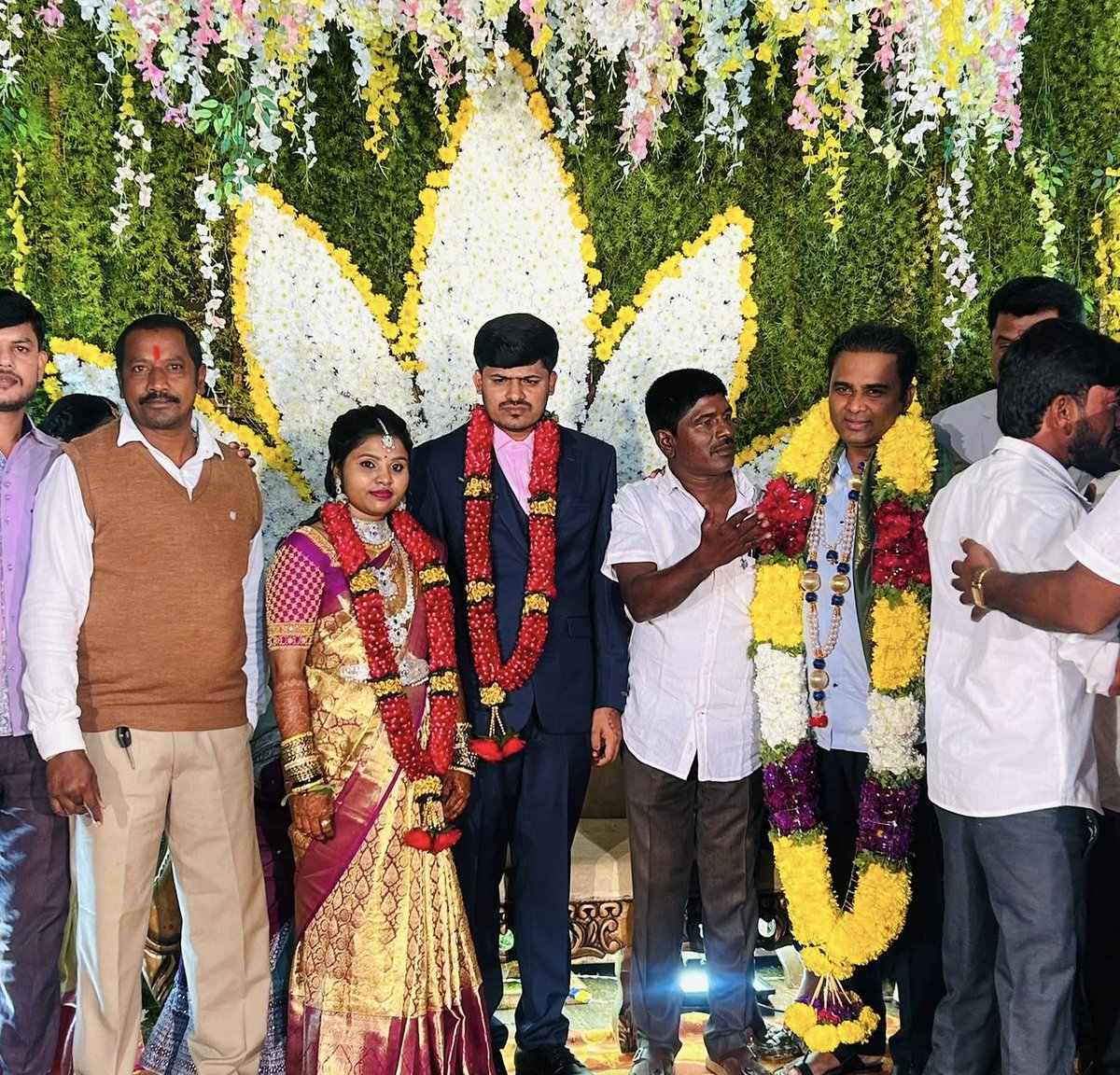 JonathanMalqriw's tweet photo. A moment from attending the reception of Sri Nandeesh H. V. and Sahana at Sri Ranganatha Kalyana Mantapa today and extending my best wishes. https://t.co/BioZZgRXZm