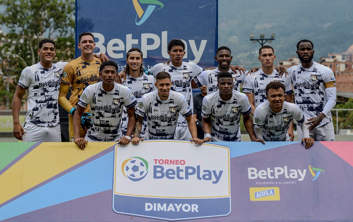 AtleticoFCSA's tweet photo. 📸 POSTALES DEL PARTIDO 🏆🔵🟡
Bajo el lente, revivimos algunos de los momentos que dejó el encuentro entre Atlético FC y Envigado FC.
📷 #PHFotos | #PostalesDelPartido
#AtléticoFC #AtléticoFCSomosTodos #AzulYOro https://t.co/cReHg9TLve