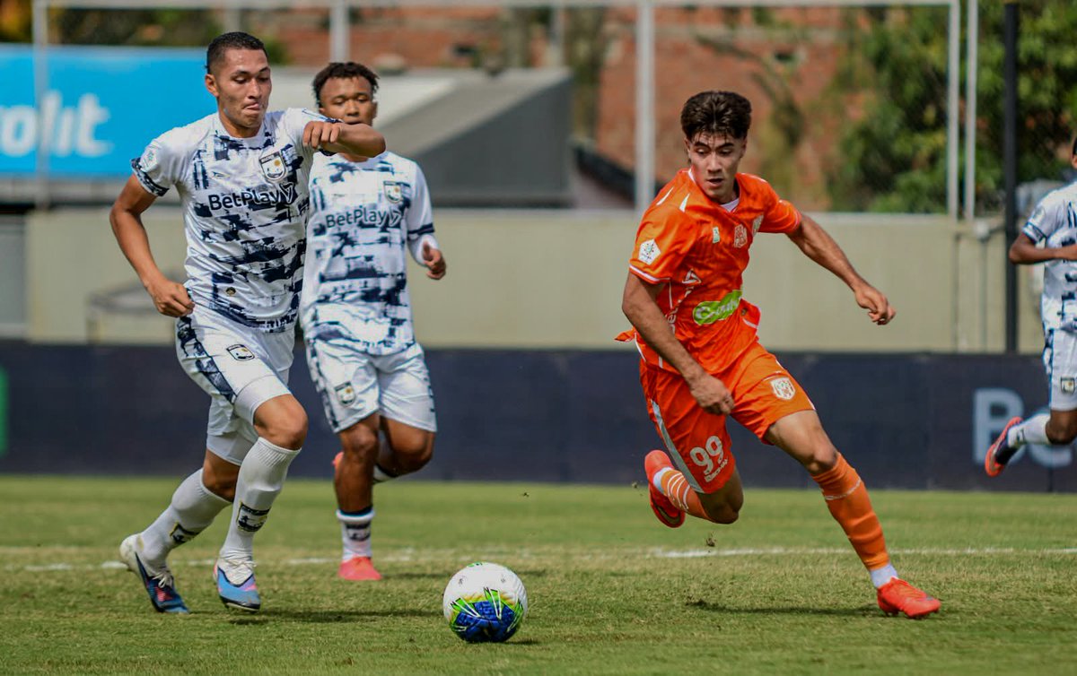 AtleticoFCSA's tweet photo. 📸 POSTALES DEL PARTIDO 🏆🔵🟡
Bajo el lente, revivimos algunos de los momentos que dejó el encuentro entre Atlético FC y Envigado FC.
📷 #PHFotos | #PostalesDelPartido
#AtléticoFC #AtléticoFCSomosTodos #AzulYOro https://t.co/cReHg9TLve