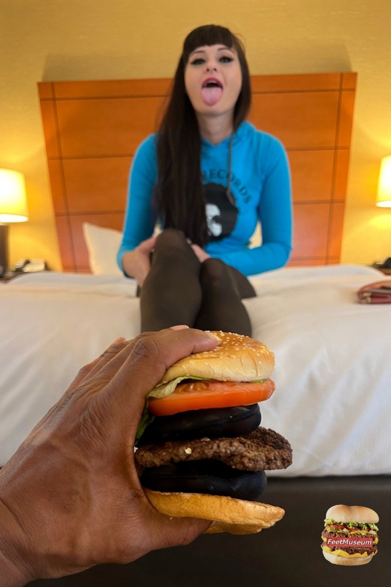 FeetMuseum's tweet photo. 📷 When 2 creative people come together &amp; make the first nylon burger.🍔

@DonutDazeX X @lilmizzunique https://t.co/rGSLVr4HgV