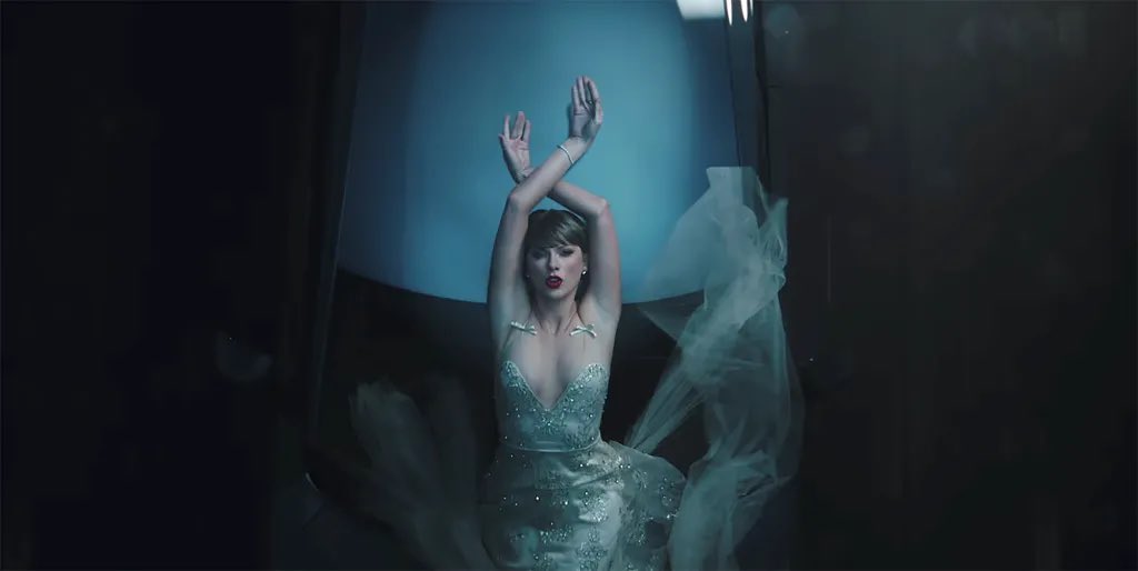 predotameirao's tweet photo. Era Showgirl:
Videoclipes:

The Fate of Ophelia - obra-prima
Patient Zero - nível Oscar
Opalite - clipe pop farofa extremamente bem delicioso 

+ father figure, elizabeth taylor, cancelled!, babylon, tloas TUDO NA MESMA ERA, mas querem realmente forçar é um álbum ruim https://t.co/7cMRyGrAqz