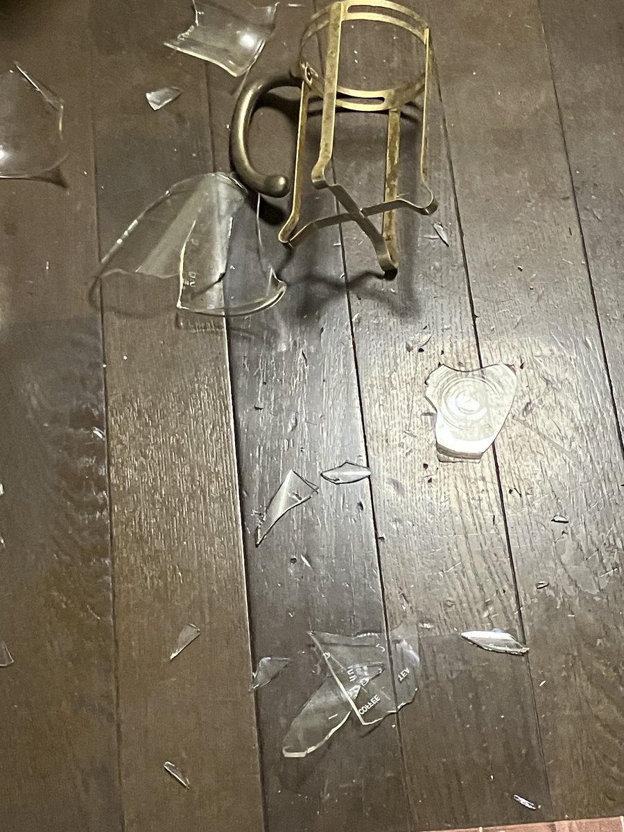 PIP14_jp's tweet photo. 先程の地震。
安定して倒壊するはずのプリズキュタワーは被害を免れたものの紅茶用の茶器が割れてしまう。
安定していても余り高い位置に置く物ではない。反省。 https://t.co/gDyVRbr6pm