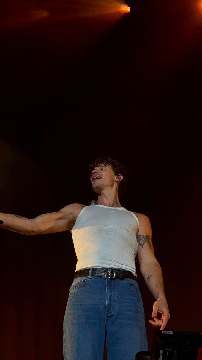 liketobisabella's tweet photo. há exatamente um ano eu tirei AS fotos da #OnTheRoadAgain em Toronto https://t.co/MV3vhqQobA