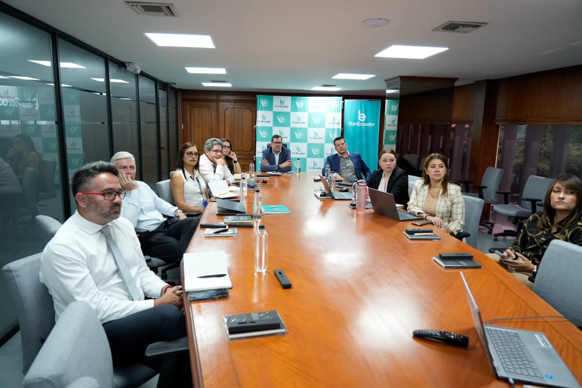 BanEcuadorBP's tweet photo. Avanzamos hacia la transformación del Core Bancario. Nuestras autoridades se capacitaron junto a @Xertica en el uso de herramientas de inteligencia artificial de @Google, fortaleciendo sus conocimientos para impulsar la innovación y transformación digital de @BanEcuadorBP. https://t.co/U0wGxOhsIg