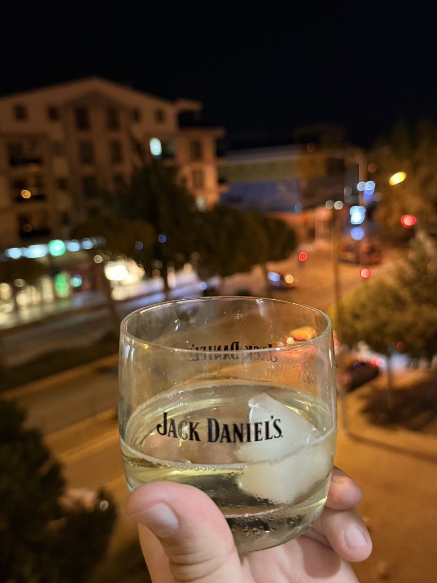 darkblue0935's tweet photo. Viski mi içseks🥃 https://t.co/q9ev18sKBT