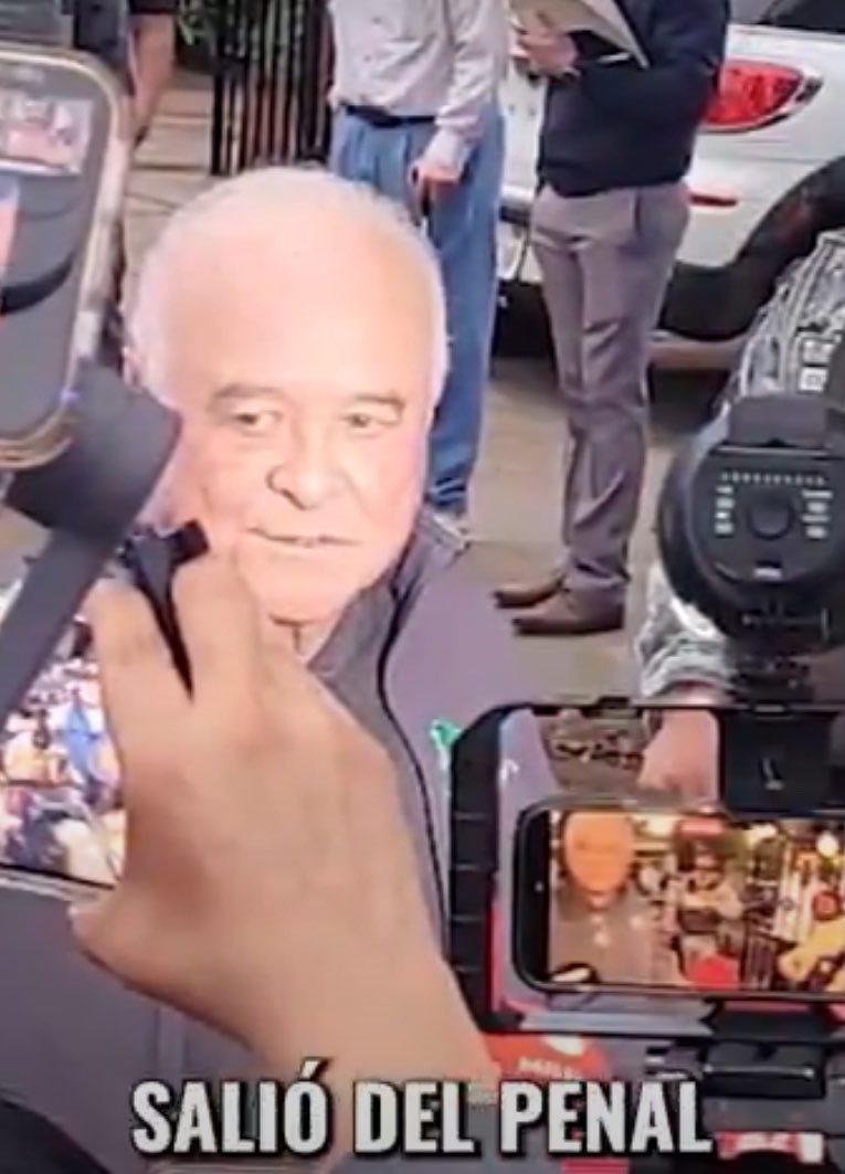 annaazul's tweet photo. Ernesto Ruffo feliz de regresar a su casa y estará rodeado de lujos y comodidades. Enfermo no se ve, que dizque por su edad y enfermedades tiene derecho para cumplir prisión domiciliaria tras salir del Altiplano. 

Ruffo fue acusado de delincuencia organizada… 

¿Y los miles de presos de a pie que están más viejos y enfermos que él? Ellos que se jodan;  no tienen influencias, millones ni mucho menos secretos…