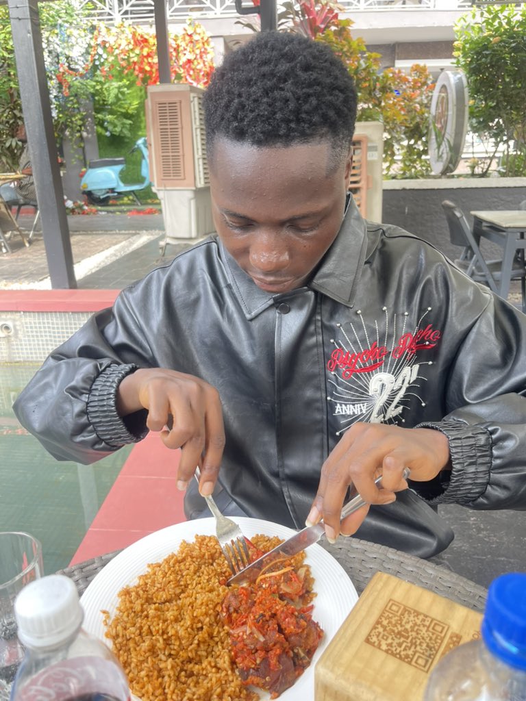 Brattyenori13's tweet photo. Shey na hintrovert weh Dey stay for Ibadan 😭wey no sabi use cutlery na him go spend 3m for club? Dey plizzy https://t.co/SNqe18toYQ