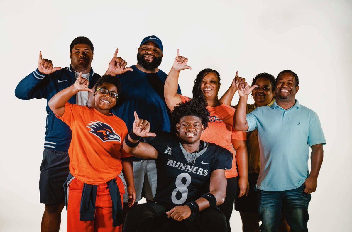 LFoster_14's tweet photo. Thank you @UTSAFTBL  for an amazing OV this weekend and making us feel welcome. Thank you for showing us the Strong Brotherhood, Family, and the gameday Atmosphere blessed to be apart of it all! #BirdsUp @CoachTraylor @ROADS2GREATNESS @coachgscott2 @HeathHawksFb @CoachJessLoepp https://t.co/BgvH9KBeCr