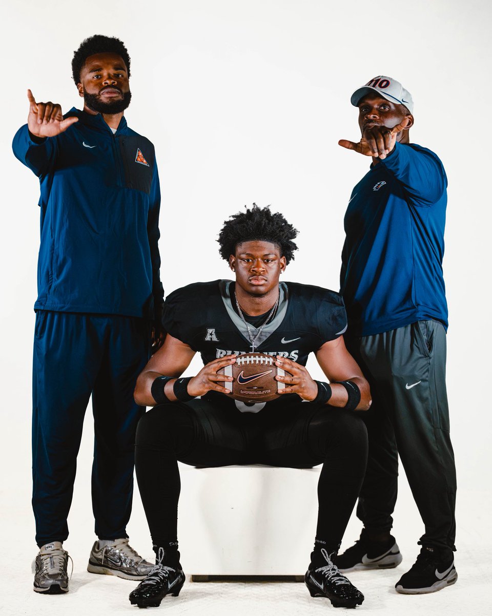 LFoster_14's tweet photo. Thank you @UTSAFTBL  for an amazing OV this weekend and making us feel welcome. Thank you for showing us the Strong Brotherhood, Family, and the gameday Atmosphere blessed to be apart of it all! #BirdsUp @CoachTraylor @ROADS2GREATNESS @coachgscott2 @HeathHawksFb @CoachJessLoepp https://t.co/BgvH9KBeCr