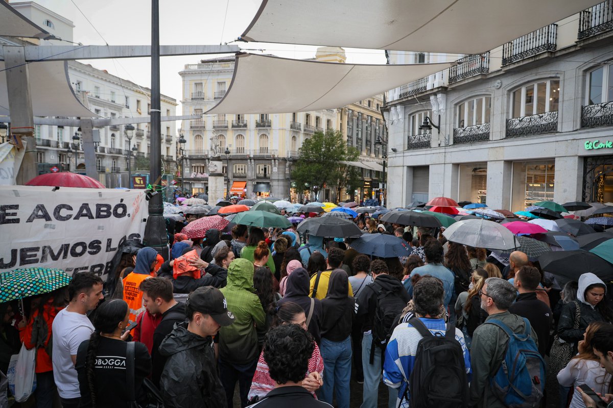 GanarAlcorcon's tweet photo. Ilegalizar los fondos buitre y usar su patrimonio para vivienda pública.

Más herramientas para los ayuntamientos con los que comprar vivienda que dedicar a alquileres asequibles.

La urgencia es ahora y la respuesta no puede esperar otros cuatro años. https://t.co/ssUzMgA8sO