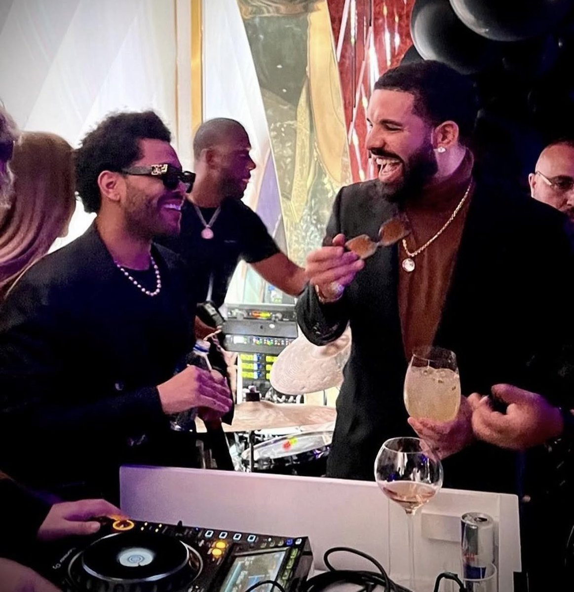 spinboutU_'s tweet photo. The last time Drake and The Weeknd crossed paths on good terms was at The Weeknd’s birthday in 2022

“52 consecutive weekends, shout out to Weeknd
The city gets stronger when everybody is speakin'
Not when everybody out here beefin'
We got it, now we just gotta keep it”

💔 https://t.co/QVfjvcWPoU