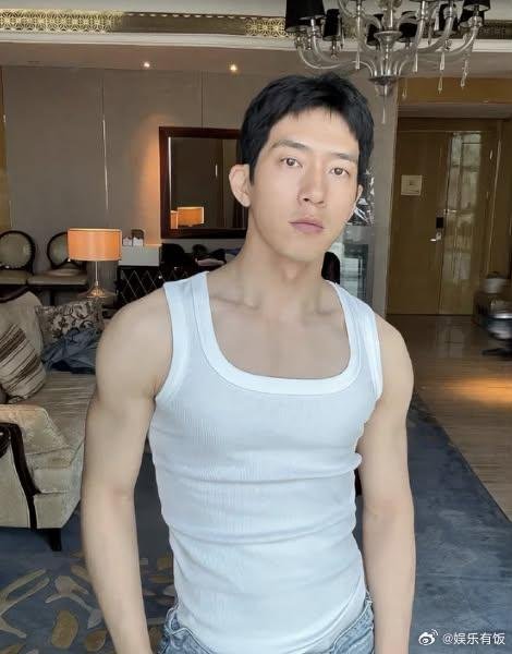 jadnad33's tweet photo. 😭😂 It seems everyone knows that Jing Boran loves wearing undershirts!

Back in 2022, Li Ronghao even drew a picture of Jing Boran wearing an undershirt and preparing sweets in the kitchen. As Sun Qian mentioned in an interview, "Jing Boran loves wearing undershirts the most."

For Beijing's most stylish and distinctive man, it seems his favorite piece of clothing in his private life is an undershirt, and there have been many hints about this for quite some time. 😂
#井柏然
#SunQian
#JingBoran