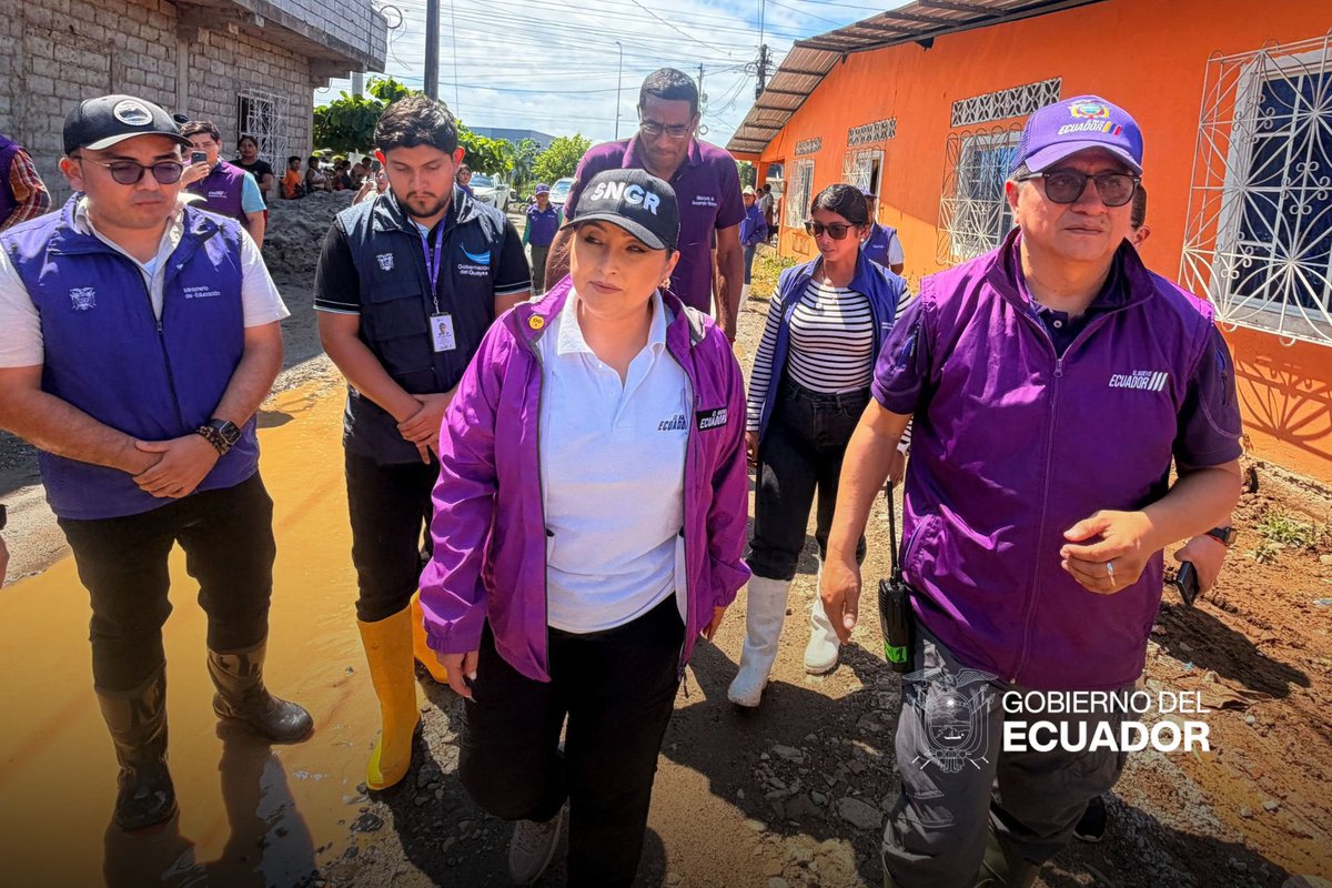 Riesgos_Ec's tweet photo. #AlertaRoja | La respuesta está en territorio.

En Balao, Guayas, la secretaria Carolina Lozano verifica las necesidades de las familias afectadas por las lluvias y acompaña la entrega de asistencia humanitaria. https://t.co/3aaFvqGlEg